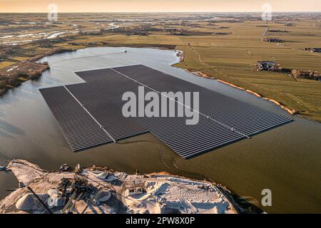 Niederlande, Haerst bei Zwolle, schwimmende Solarzellen im See Bomhofsplas. Antenne. Stockfoto