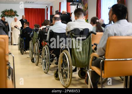 Ungarn, Hu. 29. April 2023. Ungarn, 2023/4/29. Papst Franziskus während des Besuchs bei Kindern des Heiligen László Batthyány-Strattmann-Instituts in Budapest, Ungarn. Foto der Vatikanischen Medien / katholisches Pressefoto . BESCHRÄNKT AUF REDAKTIONELLE VERWENDUNG - KEIN MARKETING - KEINE WERBEKAMPAGNEN. Kredit: Unabhängige Fotoagentur/Alamy Live News Stockfoto