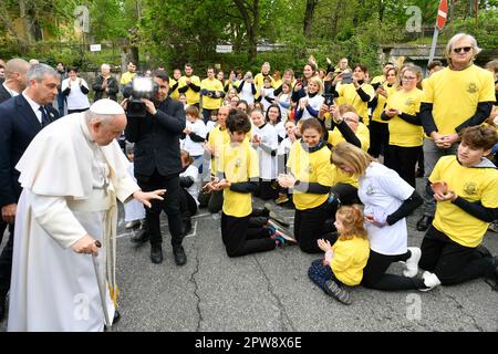 Ungarn, Hu. 29. April 2023. Ungarn, 2023/4/29. Papst Franziskus während des Besuchs bei Kindern des Heiligen László Batthyány-Strattmann-Instituts in Budapest, Ungarn. Foto der Vatikanischen Medien / katholisches Pressefoto . BESCHRÄNKT AUF REDAKTIONELLE VERWENDUNG - KEIN MARKETING - KEINE WERBEKAMPAGNEN. Kredit: Unabhängige Fotoagentur/Alamy Live News Stockfoto