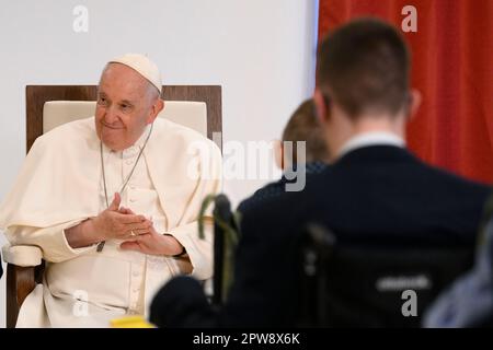 Ungarn, Hu. 29. April 2023. Ungarn, 2023/4/29. Papst Franziskus während des Besuchs bei Kindern des Heiligen László Batthyány-Strattmann-Instituts in Budapest, Ungarn. Foto der Vatikanischen Medien / katholisches Pressefoto . BESCHRÄNKT AUF REDAKTIONELLE VERWENDUNG - KEIN MARKETING - KEINE WERBEKAMPAGNEN. Kredit: Unabhängige Fotoagentur/Alamy Live News Stockfoto