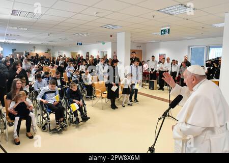 Ungarn, Hu. 29. April 2023. Ungarn, 2023/4/29. Papst Franziskus während des Besuchs bei Kindern des Heiligen László Batthyány-Strattmann-Instituts in Budapest, Ungarn. Foto der Vatikanischen Medien / katholisches Pressefoto . BESCHRÄNKT AUF REDAKTIONELLE VERWENDUNG - KEIN MARKETING - KEINE WERBEKAMPAGNEN. Kredit: Unabhängige Fotoagentur/Alamy Live News Stockfoto