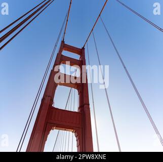 Eine Nahaufnahme des Golden Gate Bridge Tower aus nächster Nähe. Stockfoto