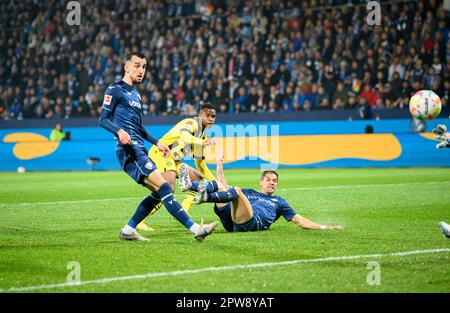 Von links nach rechts Erhan MASOVIC (BO), Youssoufa MOUKOKO (DO), Cristian GAMBOA (BO), Torchance, Action, Duels, Fußball 1. Bundesliga, 30. Spieltag, VfL Bochum (BO) - Borussia Dortmund (DO) 1:1, am 28. April 2023 in Bochum/Deutschland. #DFL-Vorschriften verbieten die Verwendung von Fotografien als Bildsequenzen und/oder quasi-Video # Stockfoto