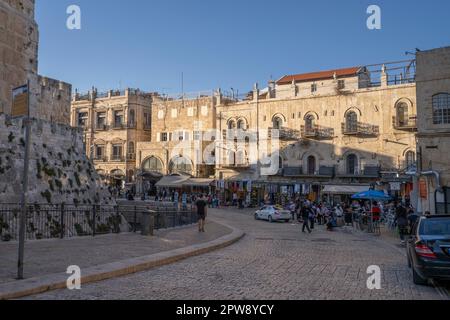 Jerusalem, Israel - 12. November 2022: Eine Straße in der Altstadt von Jerusalem, Israel, in der Abenddämmerung. Stockfoto