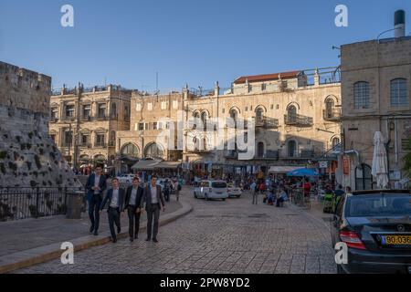 Jerusalem, Israel - 12. November 2022: Eine Gruppe ultraorthodoxer jüdischer junger Männer auf einer Straße in der Altstadt von Jerusalem, Israel. Stockfoto