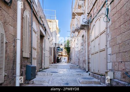 Jerusalem, Israel - 12. November 2022: Eine typische Gasse in der Altstadt von Jerusalem, Israel. Stockfoto