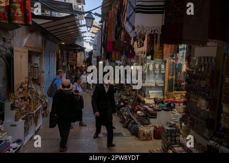 Jerusalem, Israel - 12. November 2022: Eine Gasse auf dem arabischen Markt in der Altstadt von Jerusalem, Israel. Stockfoto