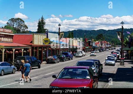 Reefton, Buller / Aotearoa / Neuseeland - 30. Dezember 2022: Streetscape von Reeftons Hauptstraße, dem Broadway mit Blick nach Westen in Richtung Küste. Stockfoto