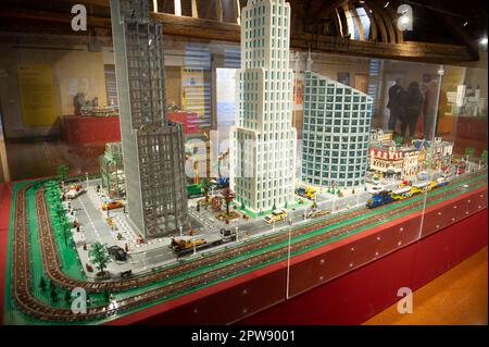 28. april 2023 - Italien, Lombardei, Monza - „I Love Lego“-Ausstellung mit Dioramen, die mit Lego-Steinen erbaut wurden und in der Royal Villa reale in Mo ausgestellt sind Stockfoto