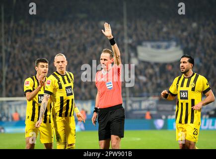 Von links nach rechts Giovanni REYNA (DO), Marius WOLF (DO), Schiedsrichterin Sascha STEGEMANN, Emre CAN (DO) Complain, Diskussion, Fußball 1. Bundesliga, 30.Matchday, VfL Bochum (BO) - Borussia Dortmund (DO) 1: 1, am 28. April 2023 in Bochum/Deutschland. #DFL-Vorschriften verbieten die Verwendung von Fotografien als Bildsequenzen und/oder quasi-Video # Stockfoto