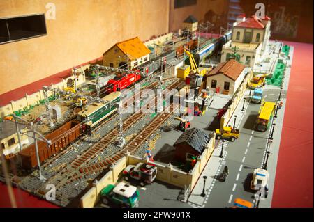 28. april 2023 - Italien, Lombardei, Monza - „I Love Lego“-Ausstellung mit Dioramen, die mit Lego-Steinen erbaut wurden und in der Royal Villa reale in Mo ausgestellt sind Stockfoto