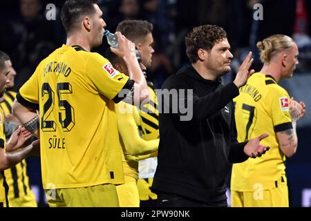 Bochum, Deutschland. 28. April 2023. Fußball: Bundesliga, VfL Bochum - Borussia Dortmund, Matchday 30, im Vonovia Ruhrstadion. Dortmund trainiert Edin Terzic zwischen seinen Spielern nach dem Spiel. Kredit: Federico Gambarini/dpa - WICHTIGER HINWEIS: Gemäß den Anforderungen der DFL Deutsche Fußball Liga und des DFB Deutscher Fußball-Bund ist es verboten, im Stadion aufgenommene Fotos und/oder das Spiel in Form von Sequenzbildern und/oder videoähnlichen Fotoserien zu verwenden oder verwenden zu lassen./dpa/Alamy Live News Stockfoto