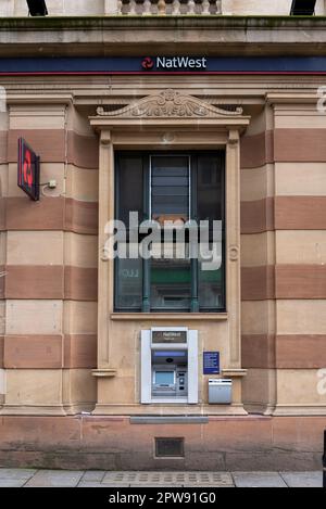 Ein Geldautomat vor einer Bank in NatWest in der englischen Stadt Brighton. April 2023 Stockfoto