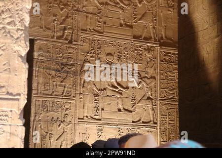 Alte ägyptische Schnitzereien und Wandreliefs am pharaonischen Tempel Stockfoto