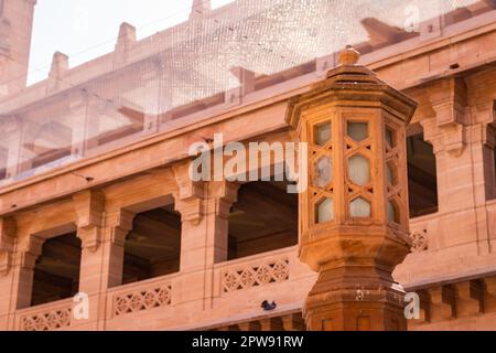 Künstlerisches Dekor Licht aus rotem Stein am Tag aus flachem Winkel wird im umaid bhawan Palast jodhpur india aufgenommen. Stockfoto