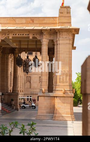 Das künstlerische Design des Eingangstors des Schlosses aus rotem Stein am Tag aus einem flachen Winkel wird im umaid bhawan Palast jodhpur india aufgenommen. Stockfoto