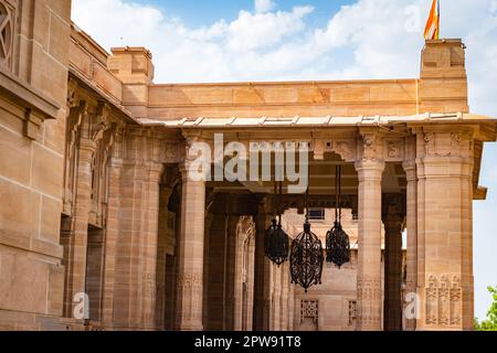 Das Bild wird am umaid bhawan Palace jodhpur india aufgenommen. Künstlerisches Design des Schlosstors aus rotem Stein am Tag aus flachem Winkel Stockfoto