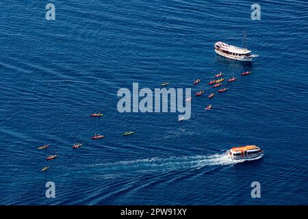 Dubrovnik, Kroatien. 30. Aug. 2022. Passagierboote und Menschen in Kajaks werden in der Nähe des Eingangs zum alten Hafen von Dubrovnik in der Altstadt von Dubrovnik gesehen. Die Altstadt von Dubrovnik liegt an der dalmatinischen Küste, Wurde seit dem 13. Jahrhundert zu einer wichtigen Meeresmacht des Mittelmeers und steht jetzt im Mittelpunkt eines von der UNESCO koordinierten umfassenden Sanierungsprogramms. (Foto: Karol Serewis/SOPA Images/Sipa USA) Guthaben: SIPA USA/Alamy Live News Stockfoto