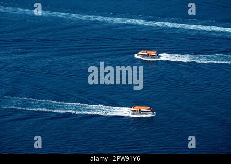 Dubrovnik, Kroatien. 30. Aug. 2022. Boote werden in der Nähe des alten Hafens von Dubrovnik in der Altstadt von Dubrovnik gesehen. Die Altstadt von Dubrovnik liegt an der dalmatinischen Küste, wurde seit dem 13. Jahrhundert zu einer wichtigen Meeresmacht des Mittelmeers und ist nun im Mittelpunkt eines von der UNESCO koordinierten umfassenden Sanierungsprogramms. (Foto: Karol Serewis/SOPA Images/Sipa USA) Guthaben: SIPA USA/Alamy Live News Stockfoto