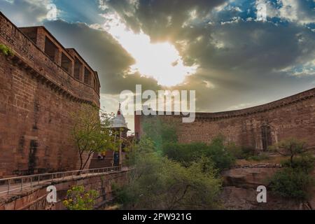 Antikes Fort mit dramatischem hellen Sonnenuntergang am Abend Stockfoto