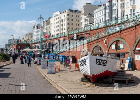 Ein Spaziergang entlang der Küste von Brighton mit Booten und Cafés. Traditionelle britische Küstenlandschaft. April 2023 Stockfoto