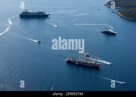 Dubrovnik, Dubrovnik-Neretva, Kroatien. 30. Aug. 2022. Passagierschiffe und Boote werden in der Nähe des Eingangs zum alten Hafen von Dubrovnik in der Altstadt von Dubrovnik gesehen. Die Altstadt von Dubrovnik liegt an der dalmatinischen Küste, Wurde seit dem 13. Jahrhundert zu einer wichtigen Meeresmacht des Mittelmeers und steht jetzt im Mittelpunkt eines von der UNESCO koordinierten umfassenden Sanierungsprogramms. (Kreditbild: © Karol Serewis/SOPA Images via ZUMA Press Wire) NUR REDAKTIONELLE VERWENDUNG! Nicht für den kommerziellen GEBRAUCH! Stockfoto