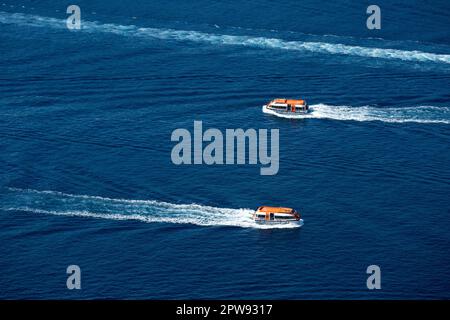 Dubrovnik, Dubrovnik-Neretva, Kroatien. 30. Aug. 2022. Boote sind in der Nähe des Alten Hafens von Dubrovnik in der Altstadt von Dubrovnik zu sehen. Die Altstadt von Dubrovnik liegt an der dalmatinischen Küste, wurde seit dem 13. Jahrhundert zu einer wichtigen Mittelmeermacht und ist jetzt im Mittelpunkt eines großen Restaurierungsprogramms, das von der UNESCO koordiniert wird. (Kreditbild: © Karol Serewis/SOPA Images via ZUMA Press Wire) NUR REDAKTIONELLE VERWENDUNG! Nicht für den kommerziellen GEBRAUCH! Stockfoto