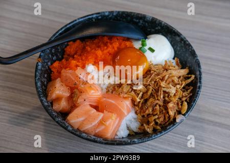 Lachs mit Reis, serviert in einer Schüssel im Restaurant Stockfoto