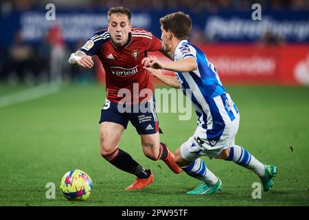 Ruben Pena von CA Osasuna und Aihen Munoz von Real Sociedad während des Spiels La Liga zwischen CA Osasuna und Real Sociedad, gespielt am 28. April 2023 im El Sadar Stadion in Pamplona, Spanien. (Foto: Cesar Ortiz / PRESSIN) Kredit: PRESSINPHOTO SPORTS AGENCY/Alamy Live News Stockfoto