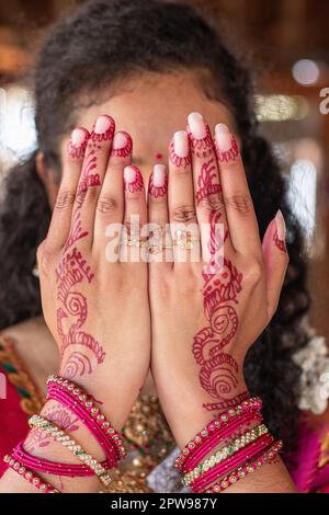 jaffna, sri lanka - 10 02 2022:Eine Frau, die ihre mehndi dekorierten Hände zeigt Stockfoto