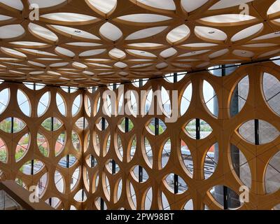 Dekorative Holzwand und -Decke im Gebäude Stockfoto