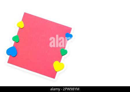 Roter schwarzer Zettel mit Herzen auf weißem Hintergrund, Valentinstag-Konzept. Stockfoto