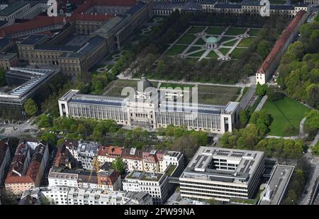 München, Deutschland. 29. April 2023. Von einem Zeppelin aus können Sie das Bundeskanzleramt und den Hofgarten sehen. Der Start- und Landepunkt des 45-minütigen Zeppelin-Fluges ist Oberschleißheim. Kredit: Felix Hörhager/dpa/Alamy Live News Stockfoto