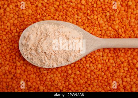 Löffel Linsenmehl auf Samen, Nahaufnahme Stockfoto