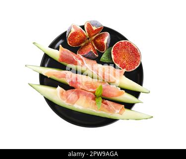 Teller mit leckerer Melone, Jamon und Feigen isoliert auf Weiß, Draufsicht Stockfoto