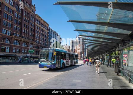 Die große Bushaltestelle am Hauptbahnhof, Railway Square (Stand M) in Haymarket, Sydney, Australien Stockfoto