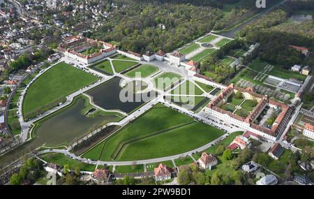 München, Deutschland. 29. April 2023. Von einem Zeppelin aus können Sie das Schloss Nymphenburg sehen. Start- und Landepunkt des 45-minütigen Zeppelin-Fluges ist Oberschleißheim. Kredit: Felix Hörhager/dpa/Alamy Live News Stockfoto