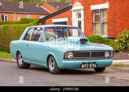 1970 70s maßgeschneiderte zweitürige Ford Cortina Blue 3500 cc V8 Turbo, Ford Cortina Super Mark II, geparkt in Leyland, Großbritannien Stockfoto