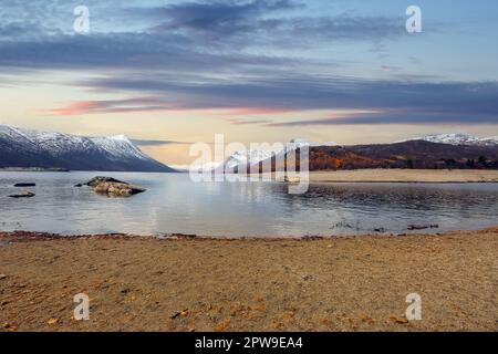 Herbst am See Gjevillvatnet im Bezirk Troendelag im Gebirgsgebiet Trollheimen, Norwegen Stockfoto