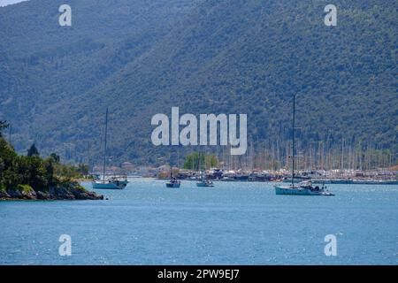 Segelboote im Nydri Hafen auf der Insel Lefkada in Griechenland Stockfoto