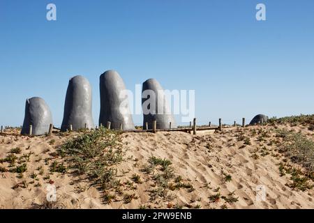 La Mano (auch bekannt als Los Dedos), eine berühmte Skulptur in Punta del Este, Uruguay Stockfoto