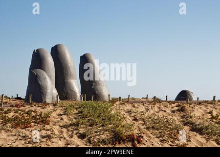 La Mano (auch bekannt als Los Dedos), eine berühmte Skulptur in Punta del Este, Uruguay Stockfoto