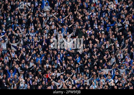 Kaiserslautern, Deutschland. 29. April 2023. Fußball: 2. Bundesliga, 1. FC Kaiserslautern – Hansa Rostock, Matchday 30, Fritz-Walter-Stadion. Die Fans von Rostock unterstützen ihr Team. Kredit: Uwe Anspach/dpa - WICHTIGER HINWEIS: Gemäß den Anforderungen der DFL Deutsche Fußball Liga und des DFB Deutscher Fußball-Bund ist es verboten, im Stadion aufgenommene Fotos und/oder das Spiel in Form von Sequenzbildern und/oder videoähnlichen Fotoserien zu verwenden oder verwenden zu lassen./dpa/Alamy Live News Stockfoto