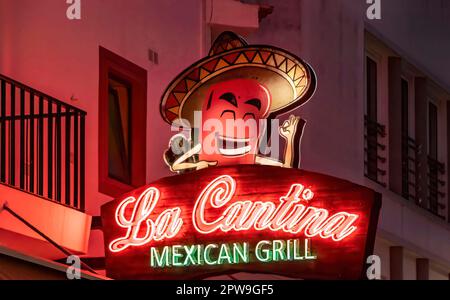 Neonschild des mexikanischen Grills La Cantina in albufeira algarve portugal Stockfoto