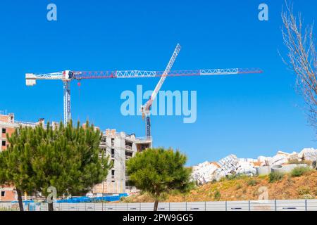 Cranes by Hotels im Bau am Strand in der Nähe der Villamoura Algarve Portugal Stockfoto