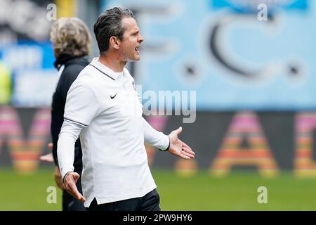 Kaiserslautern, Deutschland. 29. April 2023. Fußball: 2. Bundesliga, 1. FC Kaiserslautern – Hansa Rostock, Matchday 30, Fritz-Walter-Stadion. Kaiserslauterns Trainer Dirk Schuster Gesten. Kredit: Uwe Anspach/dpa - WICHTIGER HINWEIS: Gemäß den Anforderungen der DFL Deutsche Fußball Liga und des DFB Deutscher Fußball-Bund ist es verboten, im Stadion aufgenommene Fotos und/oder das Spiel in Form von Sequenzbildern und/oder videoähnlichen Fotoserien zu verwenden oder verwenden zu lassen./dpa/Alamy Live News Stockfoto