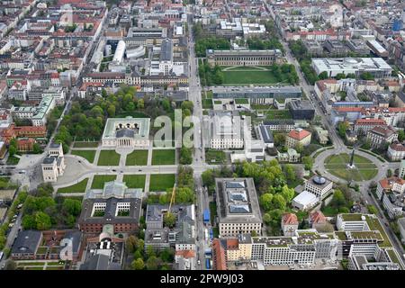 München, Deutschland. 29. April 2023. Von einem Zeppelin aus können Sie die Landeshauptstadt München, den Königsplatz (l) und den Karolinenplatz (r) sehen. Start- und Landepunkt des 45-minütigen Zeppelin-Fluges ist Oberschleißheim. Kredit: Felix Hörhager/dpa/Alamy Live News Stockfoto