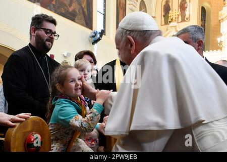 Ungarn, Hu. 29. April 2023. Ungarn, 2023/4/29. Papst Franziskus während seines Besuchs in der griechisch-katholischen Gemeinschaft in der Schutzkirche der Mutter Gottes in Budapest, Ungarn. Foto der Vatikanischen Medien / katholisches Pressefoto . BESCHRÄNKT AUF REDAKTIONELLE VERWENDUNG - KEIN MARKETING - KEINE WERBEKAMPAGNEN. Kredit: Unabhängige Fotoagentur/Alamy Live News Stockfoto