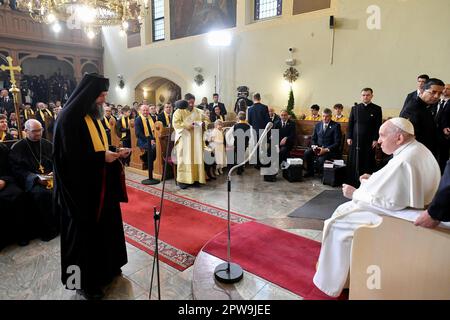 Ungarn, Hu. 29. April 2023. Ungarn, 2023/4/29. Papst Franziskus während seines Besuchs in der griechisch-katholischen Gemeinschaft in der Schutzkirche der Mutter Gottes in Budapest, Ungarn. Foto der Vatikanischen Medien / katholisches Pressefoto . BESCHRÄNKT AUF REDAKTIONELLE VERWENDUNG - KEIN MARKETING - KEINE WERBEKAMPAGNEN. Kredit: Unabhängige Fotoagentur/Alamy Live News Stockfoto