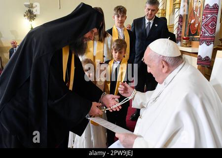 Ungarn, Hu. 29. April 2023. Ungarn, 2023/4/29. Papst Franziskus während seines Besuchs in der griechisch-katholischen Gemeinschaft in der Schutzkirche der Mutter Gottes in Budapest, Ungarn. Foto der Vatikanischen Medien / katholisches Pressefoto . BESCHRÄNKT AUF REDAKTIONELLE VERWENDUNG - KEIN MARKETING - KEINE WERBEKAMPAGNEN. Kredit: Unabhängige Fotoagentur/Alamy Live News Stockfoto